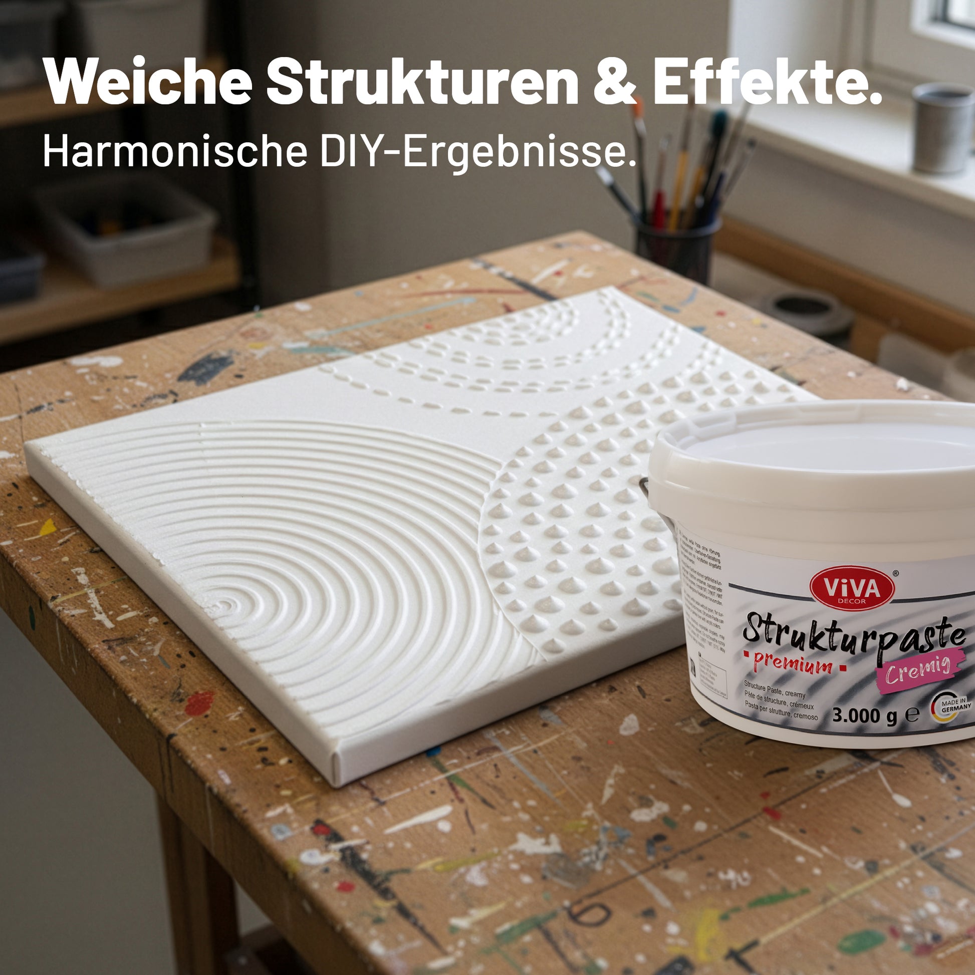 Mit Viva Decor Strukturpaste gestaltete Leinwand mit verschiedenen Reliefstrukturen und weichen 3D-Effekten im Atelier.
