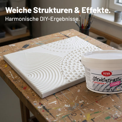 Mit Viva Decor Strukturpaste gestaltete Leinwand mit verschiedenen Reliefstrukturen und weichen 3D-Effekten im Atelier.