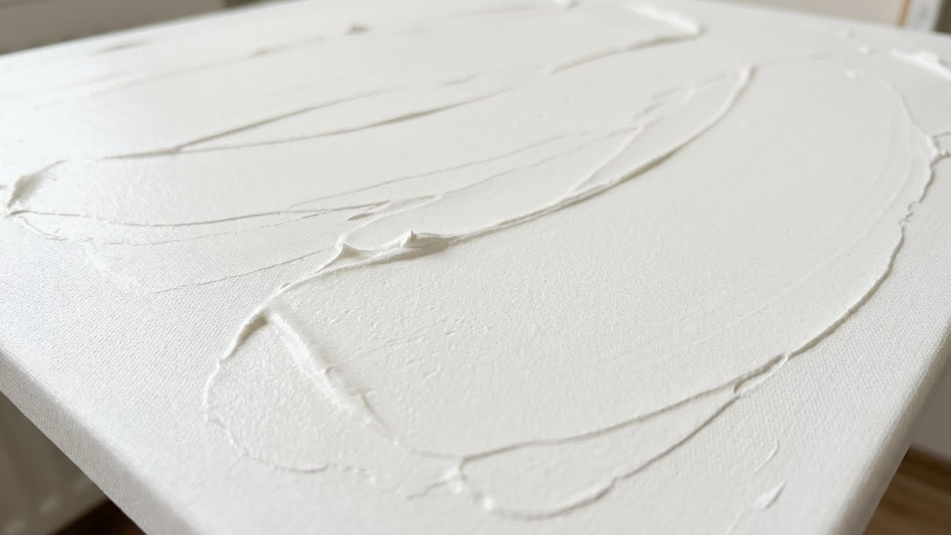 Detailaufnahme der weißen Viva Decor Strukturpaste cremig auf Leinwand mit glattem, gleichmäßigem Spachtelauftrag und sichtbarer Reliefstruktur.