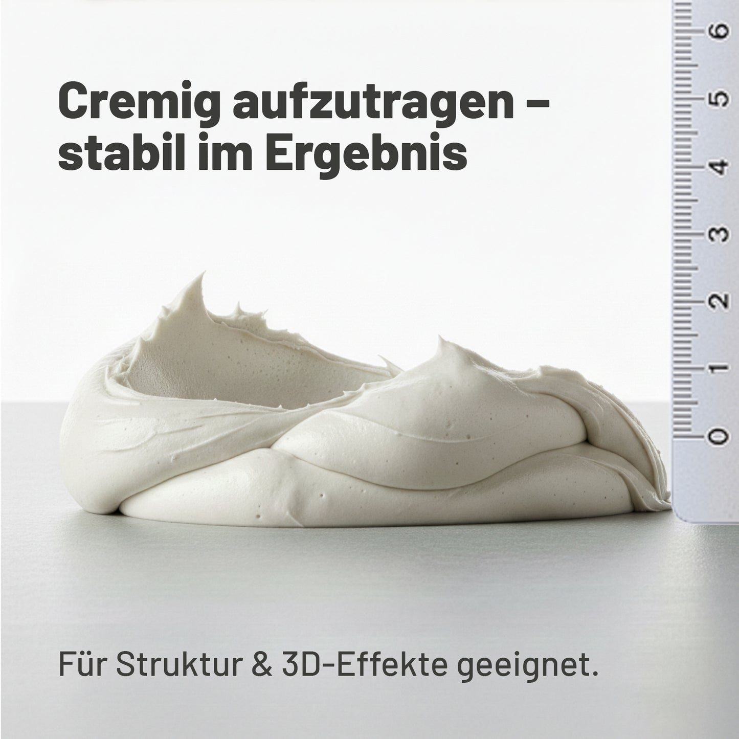 Cremige Viva Decor Strukturpaste in stabiler, standfester Form neben Maßskala zur Darstellung der 3D-Strukturfähigkeit.