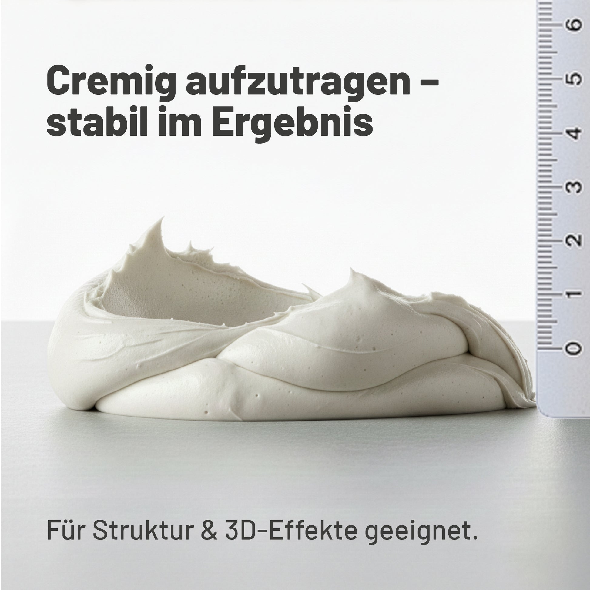 Cremige Viva Decor Strukturpaste in stabiler, standfester Form neben Maßskala zur Darstellung der 3D-Strukturfähigkeit.