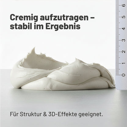 Cremige Viva Decor Strukturpaste in stabiler, standfester Form neben Maßskala zur Darstellung der 3D-Strukturfähigkeit.