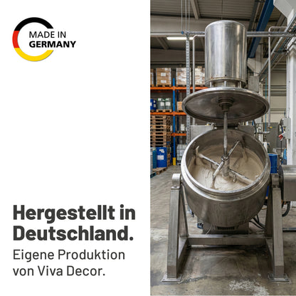 Produktion der Viva Decor Strukturpaste in Deutschland mit industriellem Rührwerk in der Manufaktur.
